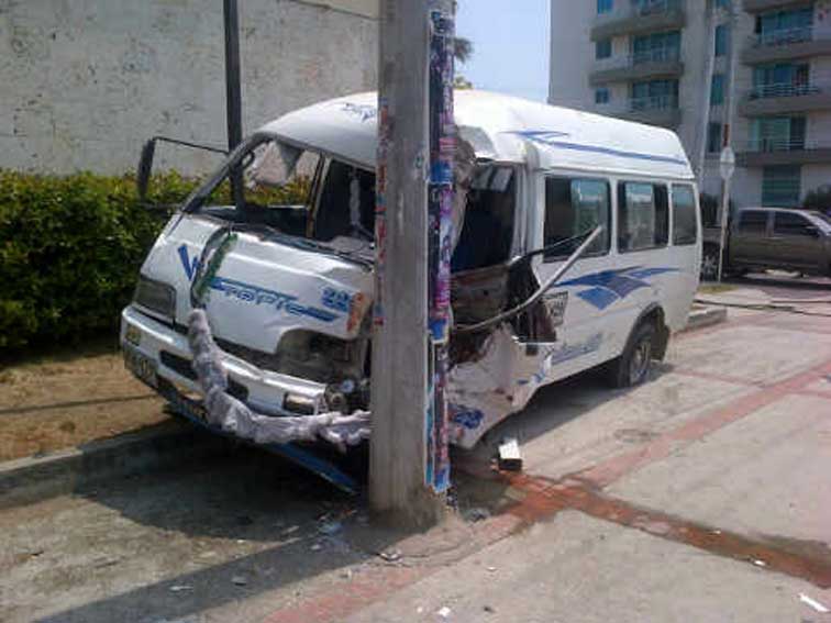 Así quedó la buseta luego de chocar contra el poste, frente al Ocean Mall.